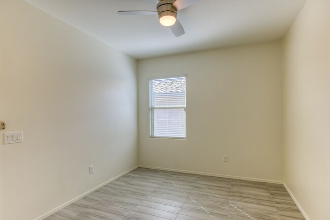 Building Photo - Beautiful 3 Bedroom 2 Bath Available Now i...