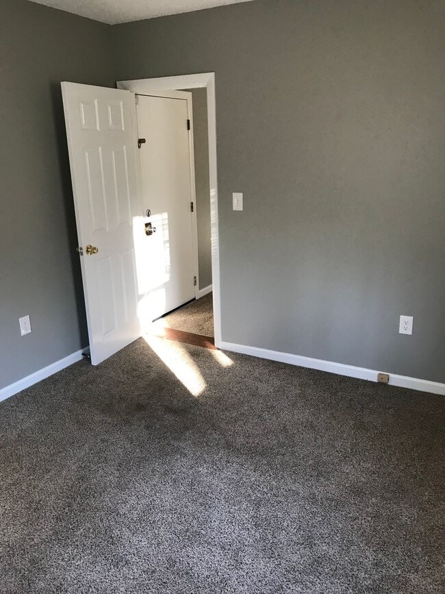 Building Photo - Nice Private Recently Updates One Bedroom ...