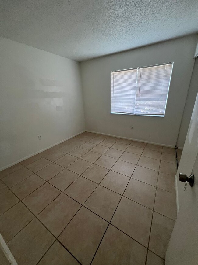 Building Photo - AVAIL 7/15 -- $1,495 ** Annual ** 3 Bed / ...