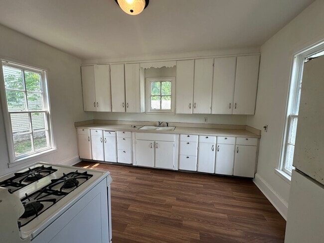 Building Photo - Cute 2 bedroom $800 per month
