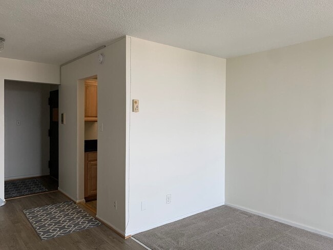 Building Photo - Sunny Studio in Downtown Rockville - ALL U...
