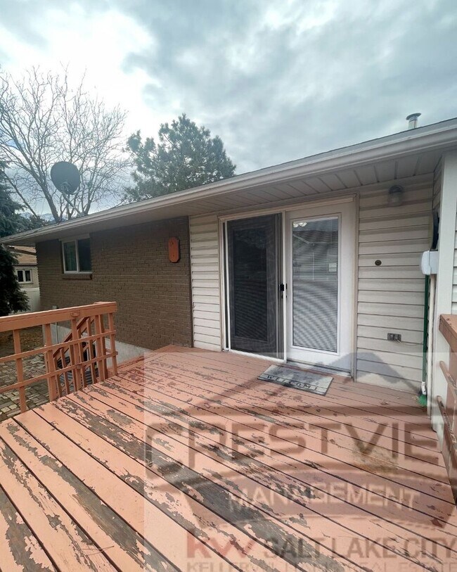 Building Photo - Charming East Sandy Home in a Prime Location