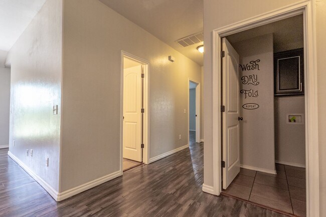 Building Photo - Lakeside Retreat - Newly Remodeled 3-Bedro...