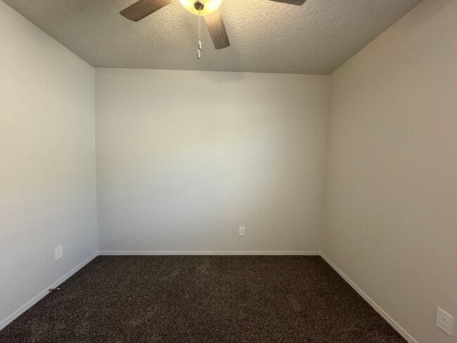 Building Photo - Energy Efficient Home 3 bed home. Move In Special!