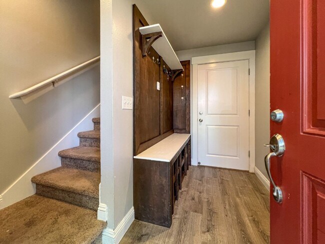 Building Photo - 2Bd/3Ba Seattle Townhouse