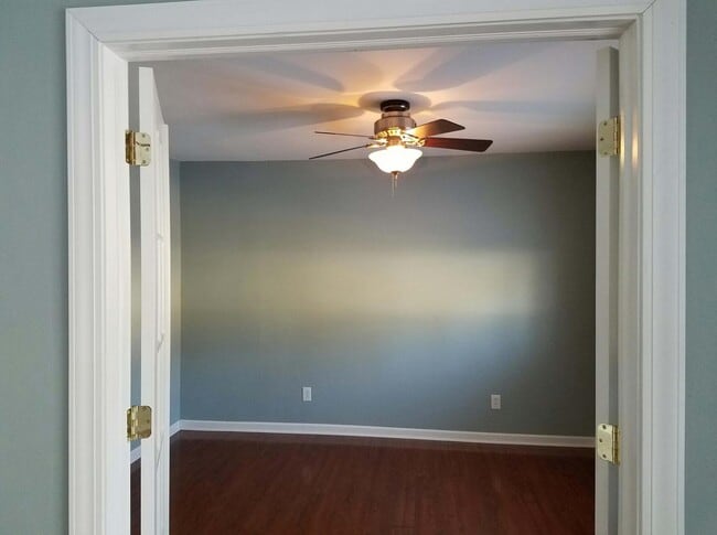 Building Photo - 1006 Valley View Dr