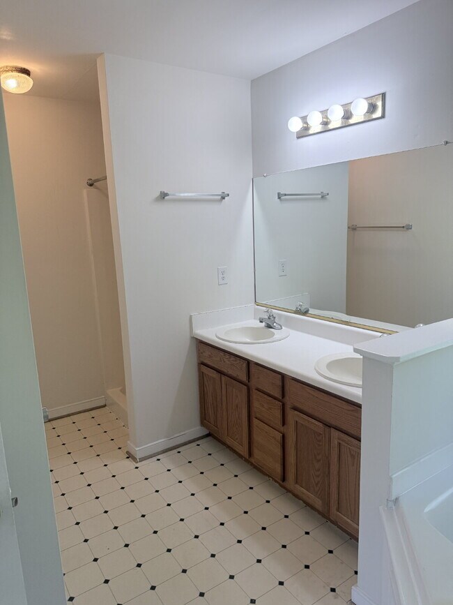 Building Photo - Great Location 3 Bedroom Home Ready to Move In