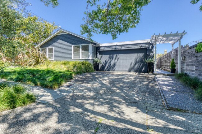 Building Photo - 1704 San Anselmo Ave