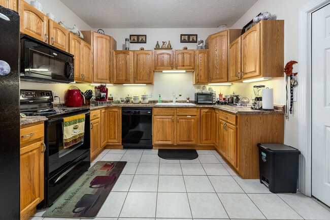 Building Photo - Available for a 6 month lease term!