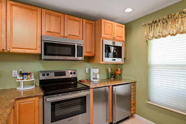 Building Photo - Mainsail III - 2 bedroom 2 bath furnished -ANNUAL RENTAL $1875-Available NOW