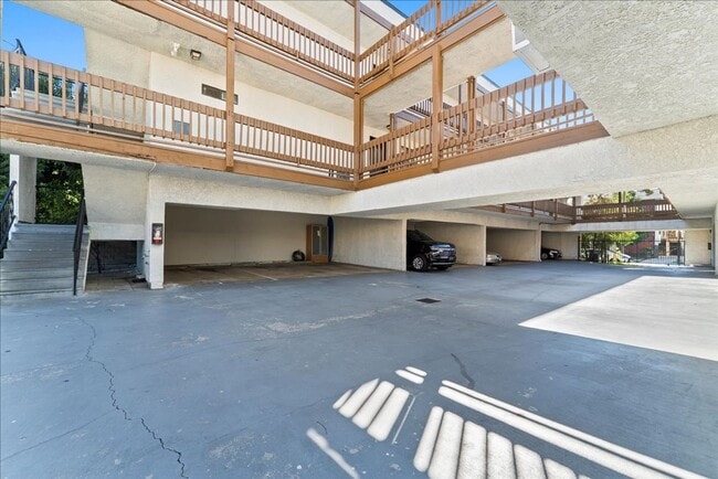 Building Photo - 631 E Elk Ave