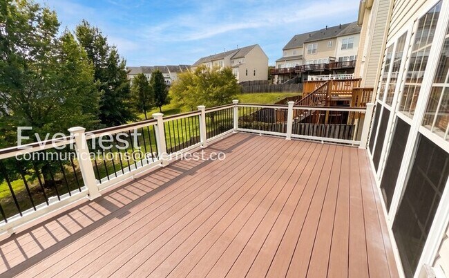 Building Photo - 3 Bed/3 Bath Townhome with Garage / Pet-Friendly / Available Soon!
