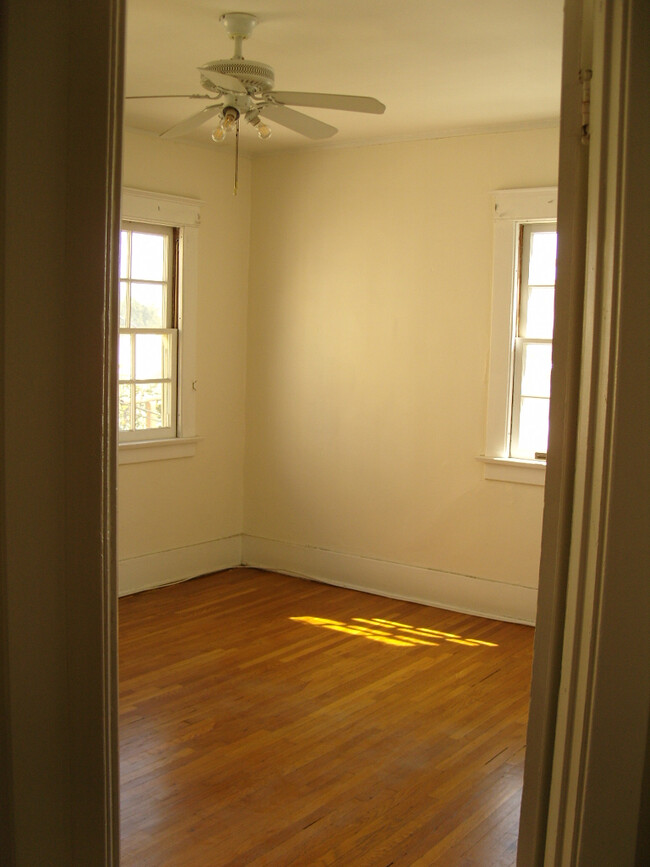 bedroom - 5332 Monroe St