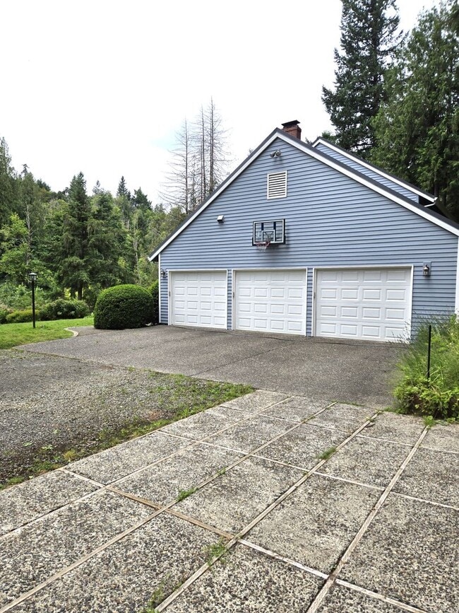 Building Photo - Exceptional Property!  Large home on 20 ac...
