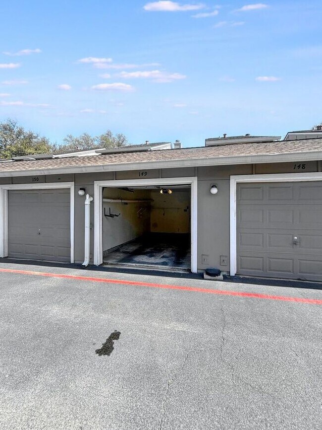 Building Photo - Charming 2-Bedroom Condo with Modern Ameni...