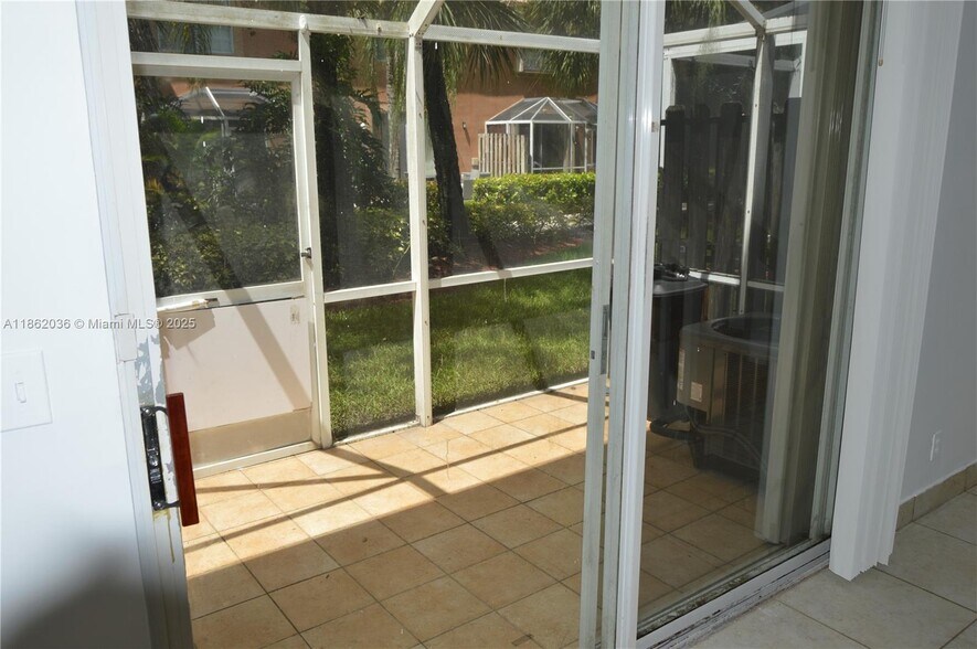 Building Photo - 1527 Veracruz Ln