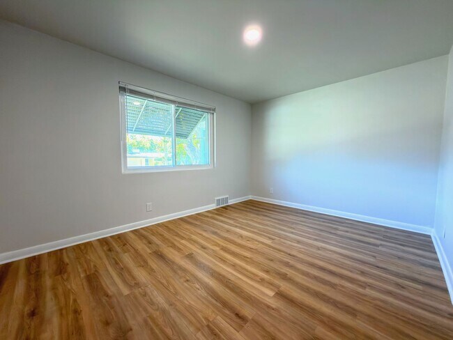 Building Photo - 1023 E Millbert Ave