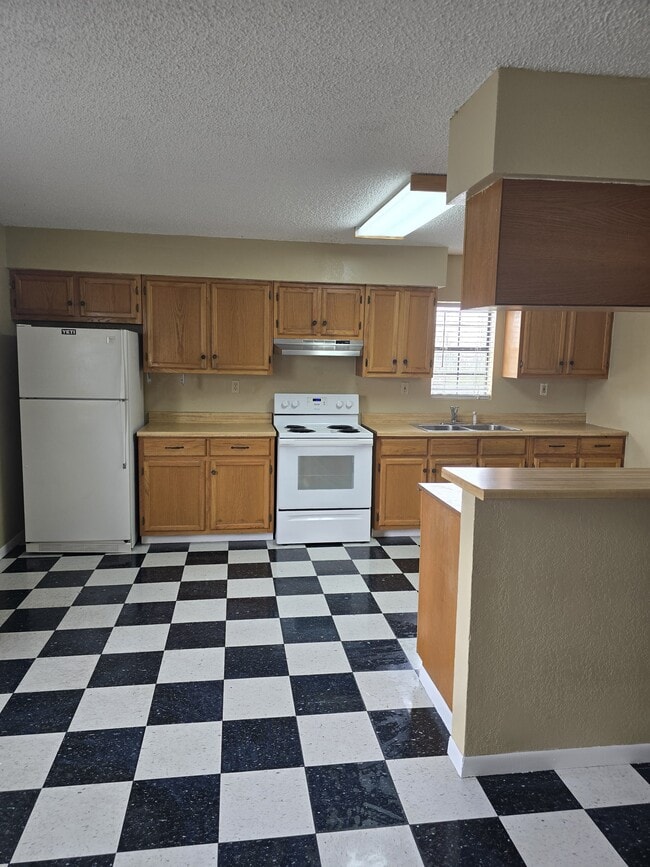 Building Photo - 615 S Smith St