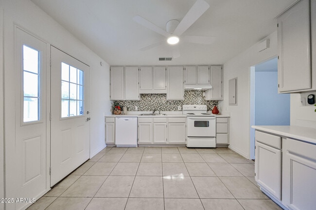 Building Photo - 2221 W Clarendon Ave