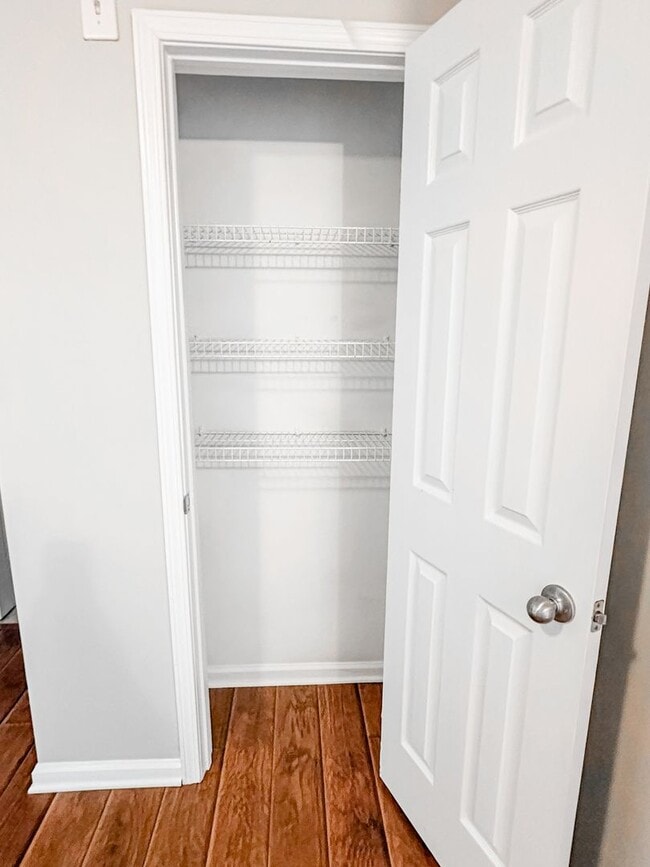 Building Photo - 3/2.5 Townhome in great Oakwood location