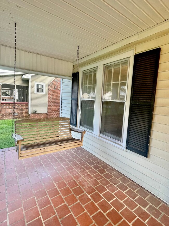 Building Photo - Lovely Cottage in Downtown Athens!