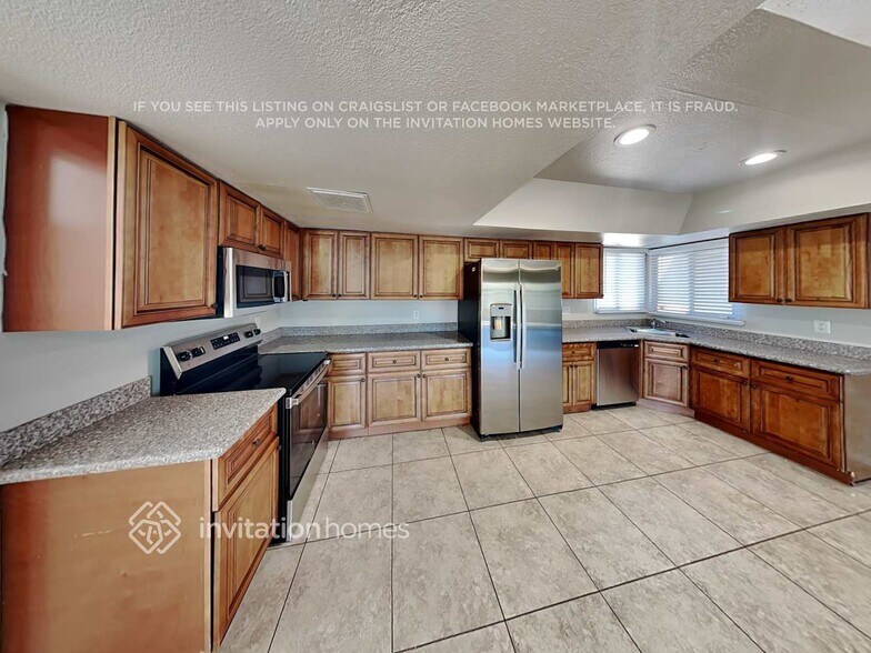 Building Photo - 4033 W San Juan Ave