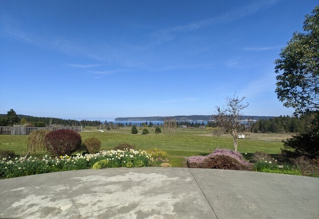 Building Photo - 3 bed 3 bath on 4.8 acres w/ beautiful wat...