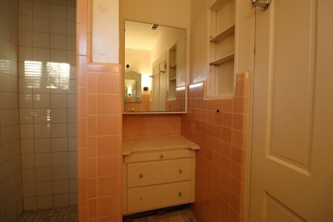 Building Photo - Beautiful Carriage District Rental