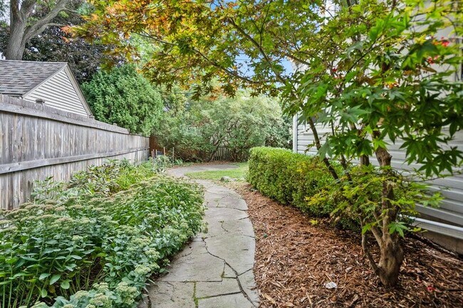 Building Photo - 5160 N Kent Ave