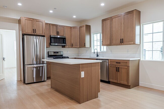 Building Photo - Modern Upstairs 3-Bedroom at 4222 1/2 | On...