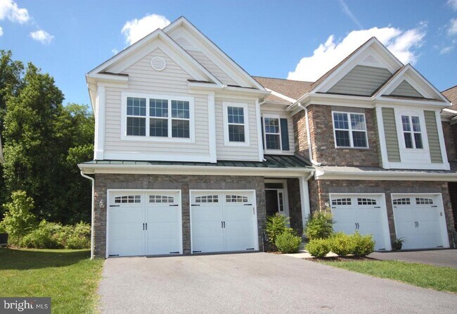 Primary Photo - 10916 Fairmont Ln