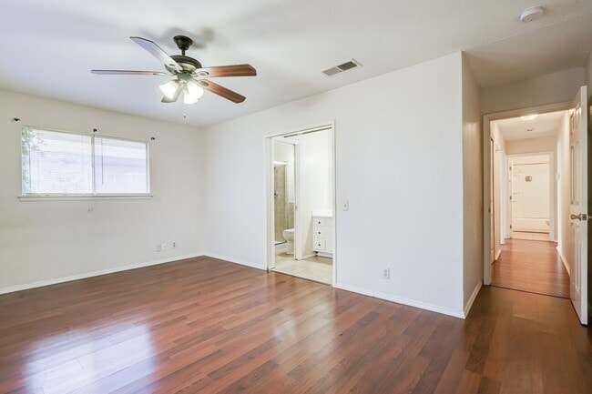 Building Photo - 206 Meadow Path Dr