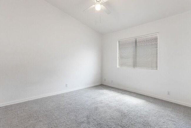 Building Photo - Enjoy an open floor plan with all appliances!
