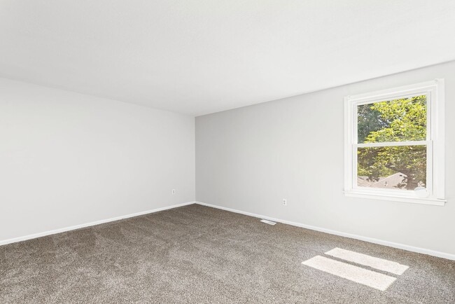 Building Photo - Spacious Overland Park 4 Bedroom Home - Av...