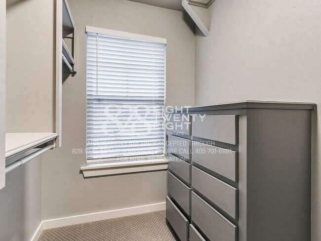 Building Photo - *AVAILABLE NOW!* Urban chic 3 bed/2.5 bath Townhome in West Norman!