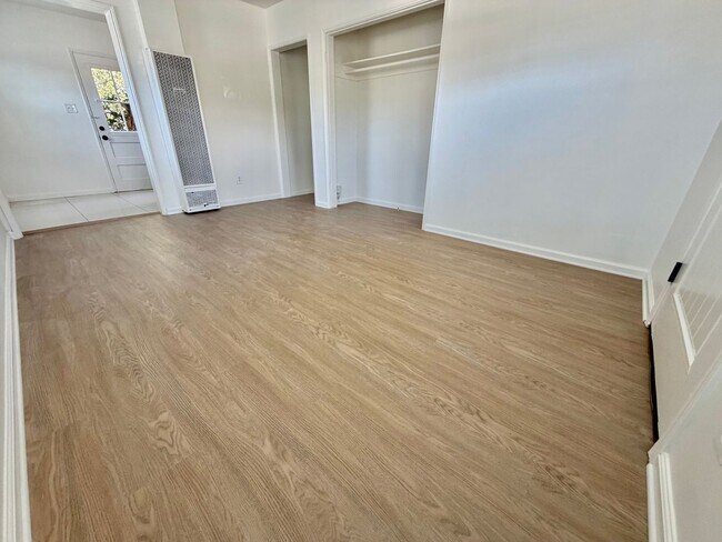 Building Photo - Large Private Yard, New Flooring & Free Laundry in Renovated 1BD