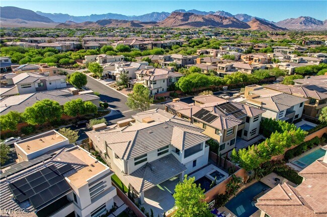 Building Photo - 68 Grey Feather Dr