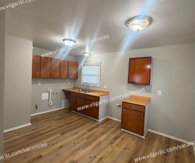 Building Photo - Very spacious  3 Bedroom • 1 Bathroom home.