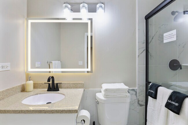 Building Photo - 1356 Larchmont Dr