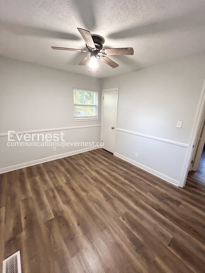 Building Photo - 203 Pinetree Dr