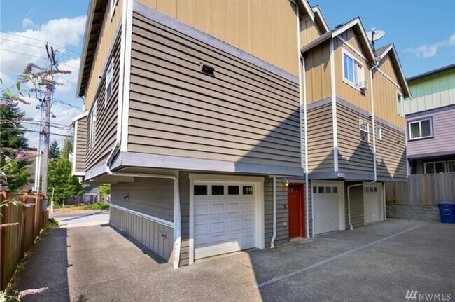 Building Photo - 11014 Greenwood Ave N