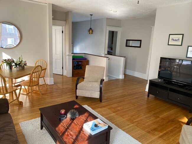 Building Photo - 2504 Girard Avenue South