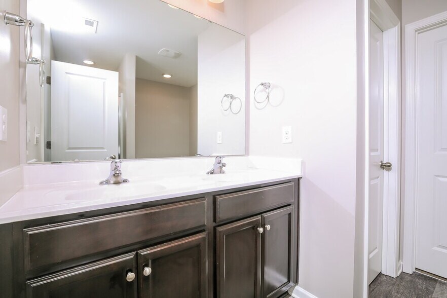 Building Photo - 6113 Watsonia Dr