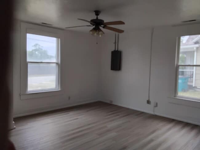 Building Photo - 2 Bed 1 Bath Home