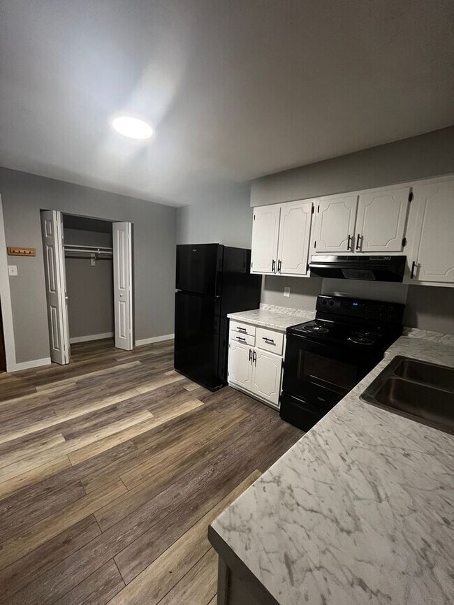 Building Photo - Now Leasing Renovated 1-Bedroom Apartment Homes at Parkway Apartments
