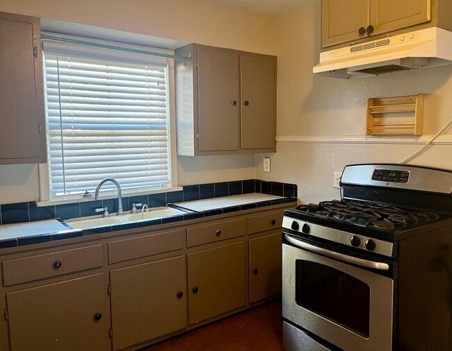 Building Photo - Great location in Garden District seconds from Downtown and LSU!