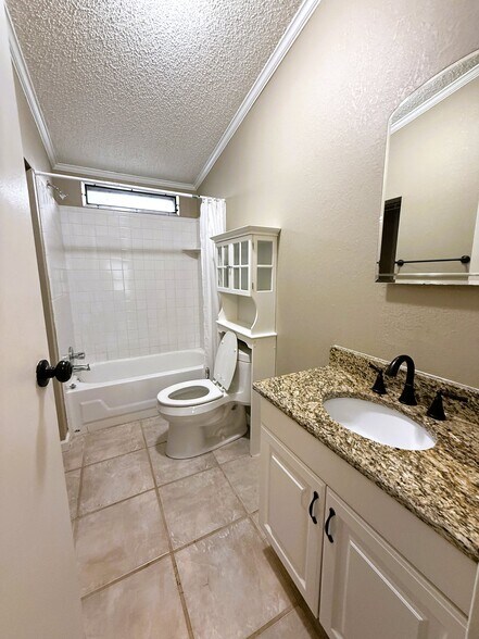 Building Photo - 212 Thornton Ln