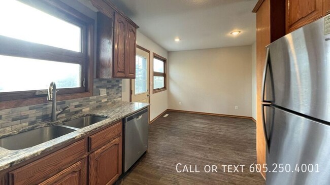 Building Photo - 4 bed 2 bath Newly Remodeled Home with att...