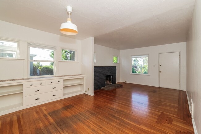 Building Photo - Available 2 Bedroom Home In Redwood Heights!