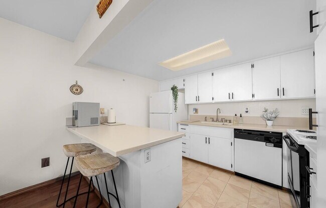 Building Photo - Updated 2 BR 1 BA Condo w/ Private Patio!